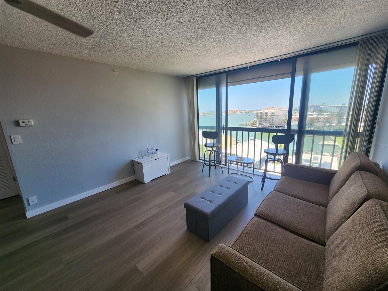255 DOLPHIN POINT 809