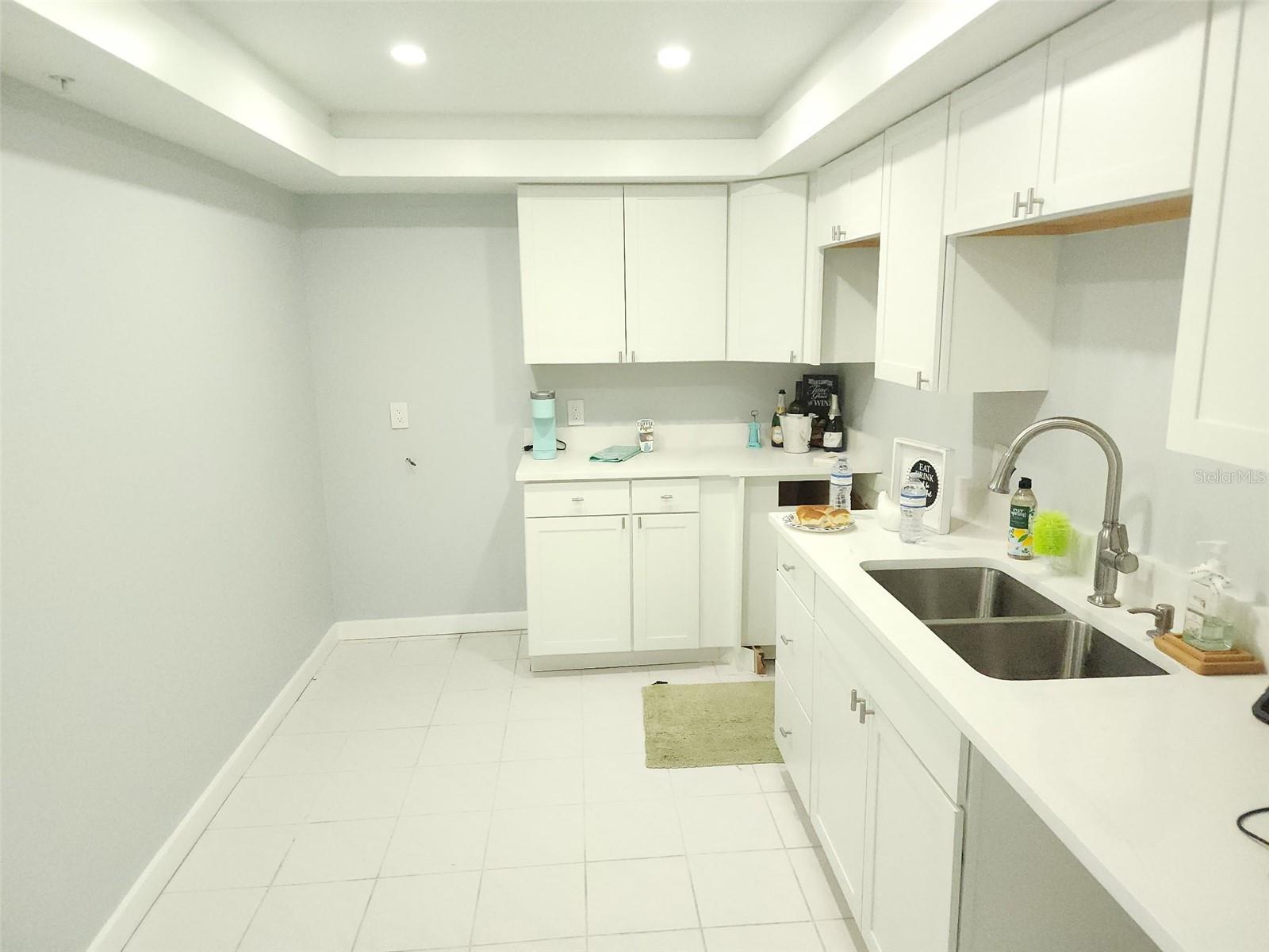 255 DOLPHIN POINT 809
