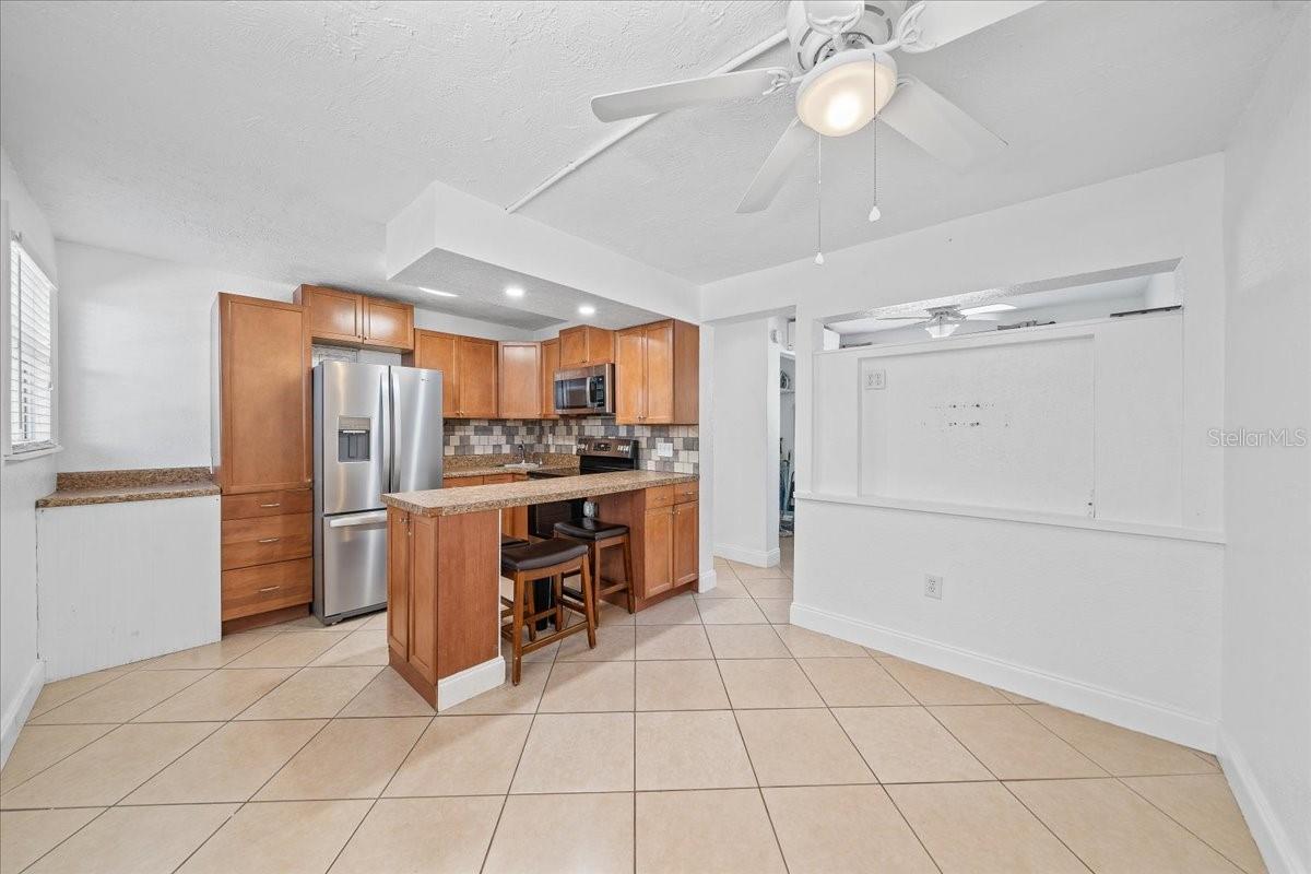 406 TYLER AVENUE E 5