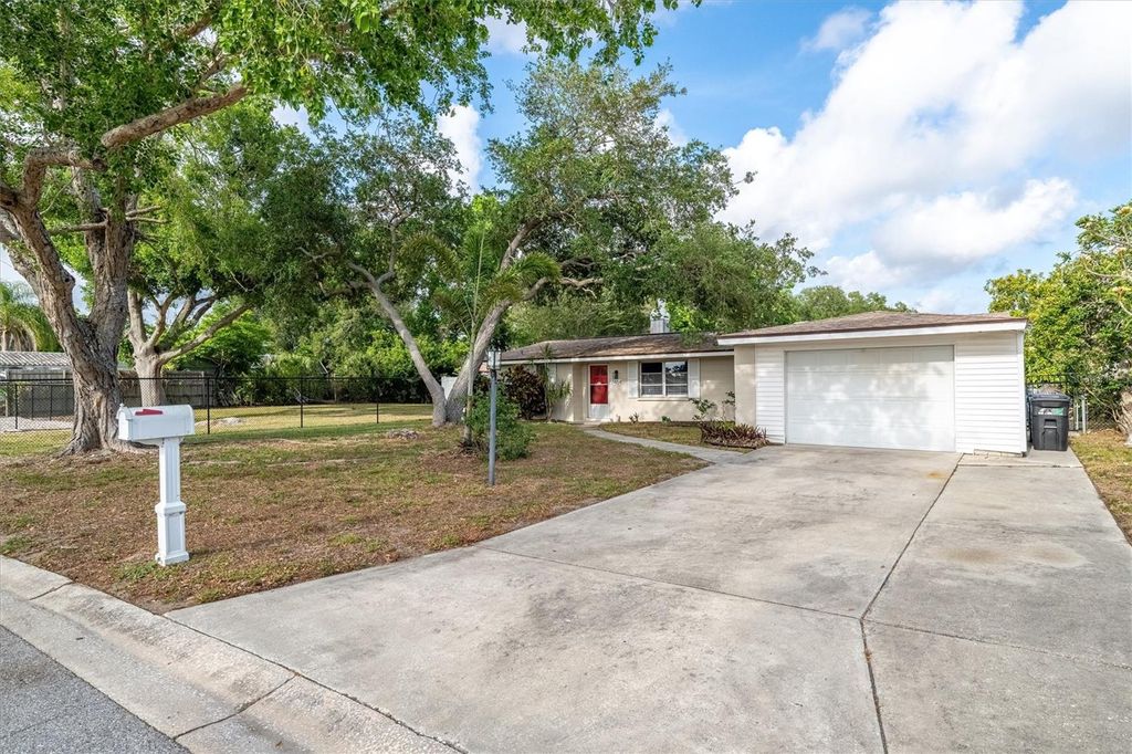 Photo of 7464 Cass Circle, Sarasota, FL 34231 (MLS # A4692133)