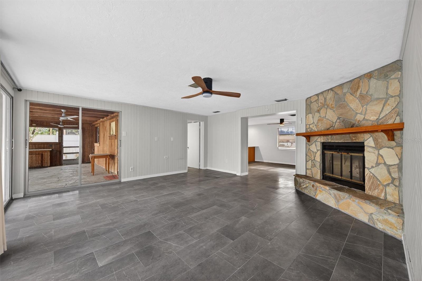 SIESTA HEIGHTS MANOR - Residential