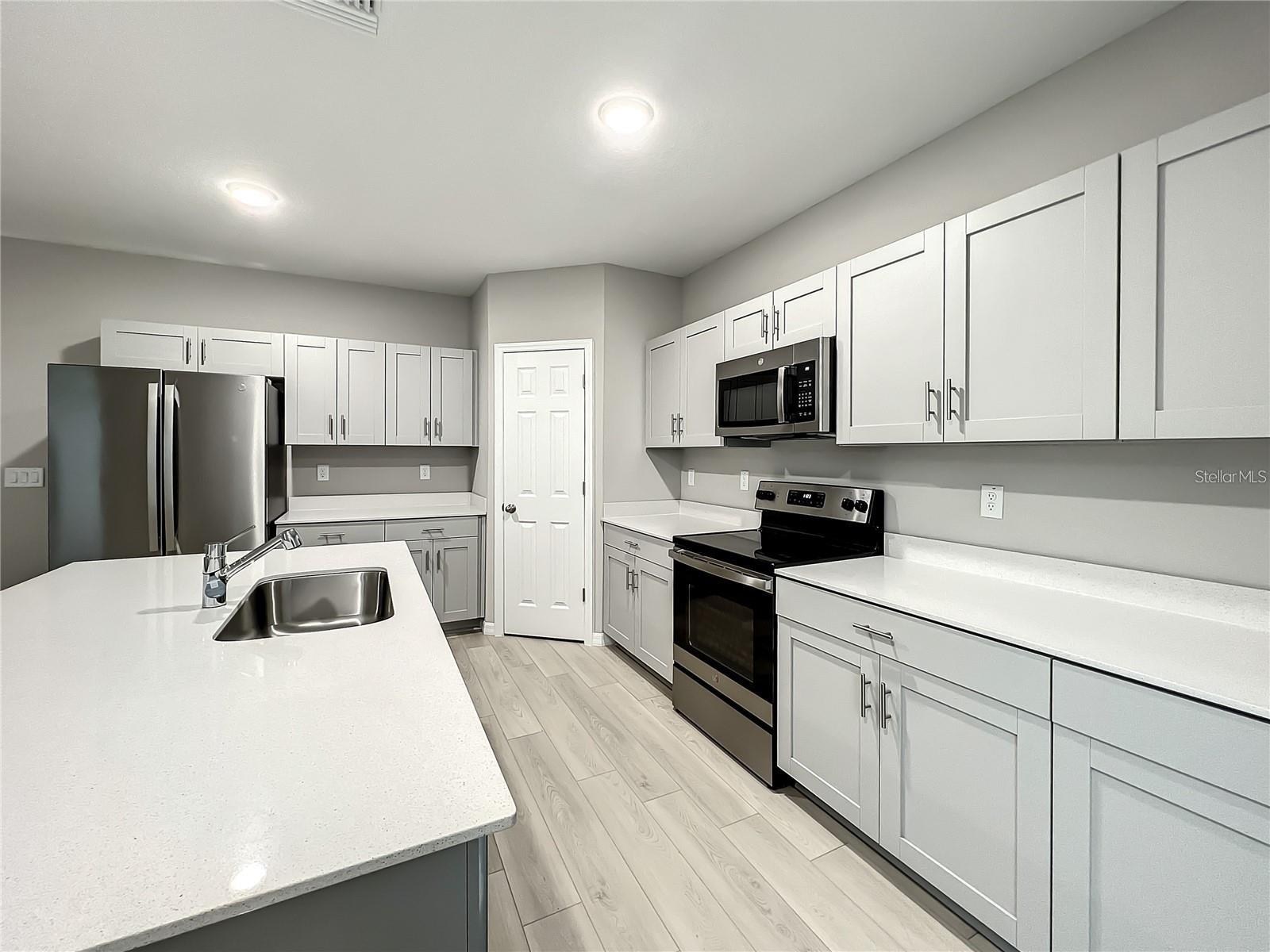 PASADENA POINT PHASE 1 PB 88 PG 29 BLOCK 5 LOT 16 - Residential