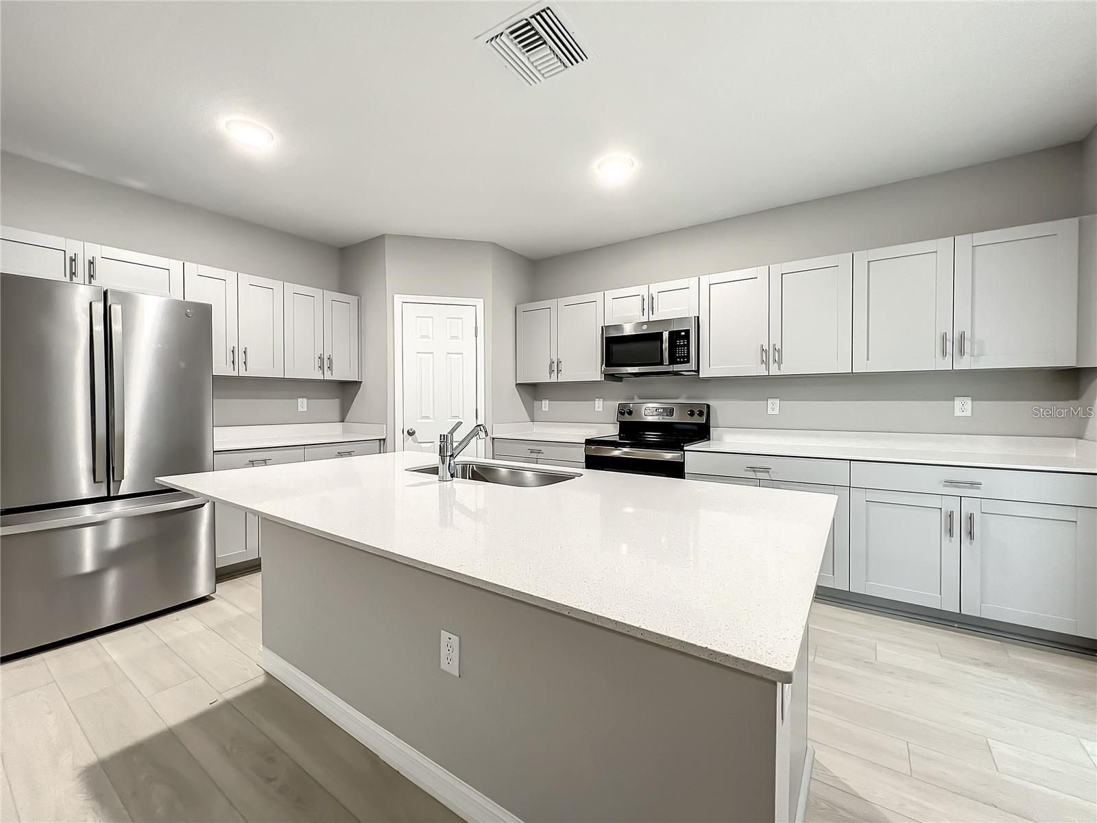PASADENA POINT PHASE 1 PB 88 PG 29 BLOCK 5 LOT 16 - Residential
