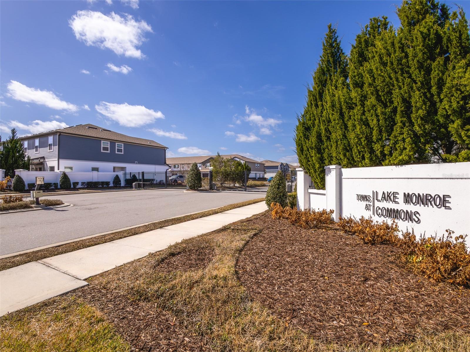 TOWNS AT LAKE MONROE COMMONS - Residential