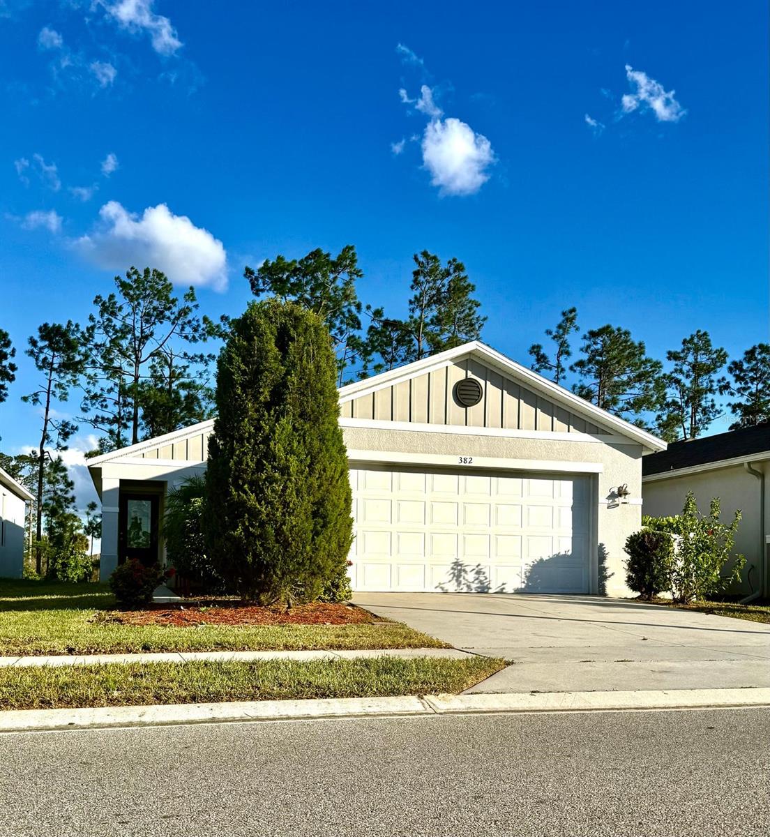 Beautiful 4-bedroom, 2-bath single-family home. This property features a bright open floor plan, a modern kitchen, and a spacious car garage. The community offers tranquility and privacy, yet remains close to shopping, dining, and major highways. Perfect for families or investors seeking long-term or short-term rental potential.
Contact the listing agent for details or to schedule your private tour.
Please include proof of funds or pre-approval with all offers. The buyer is responsible for verifying all room measurements and community information.