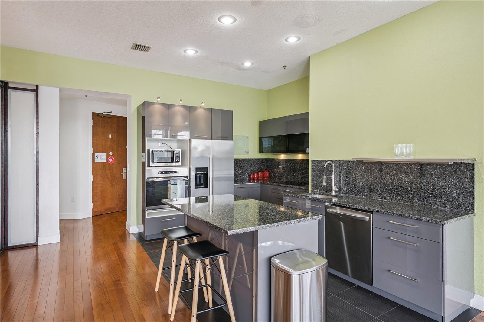 METROPOLITAN/LK EOLA - Residential Lease