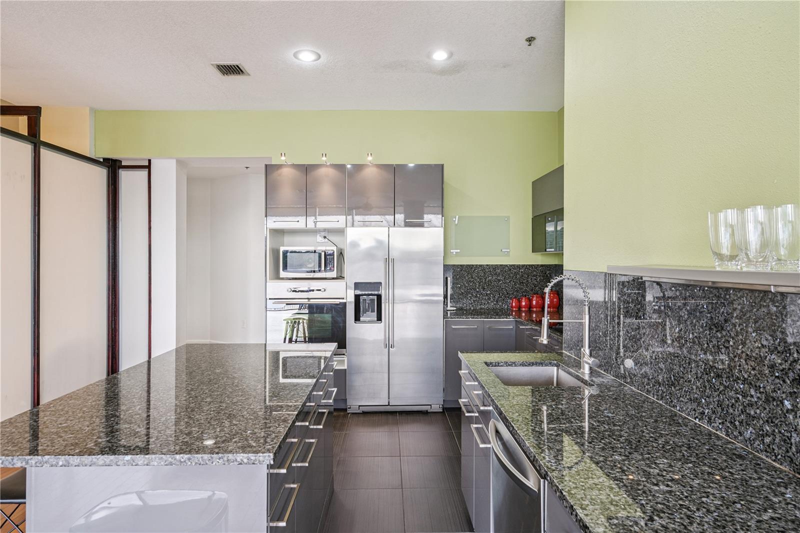 METROPOLITAN/LK EOLA - Residential Lease