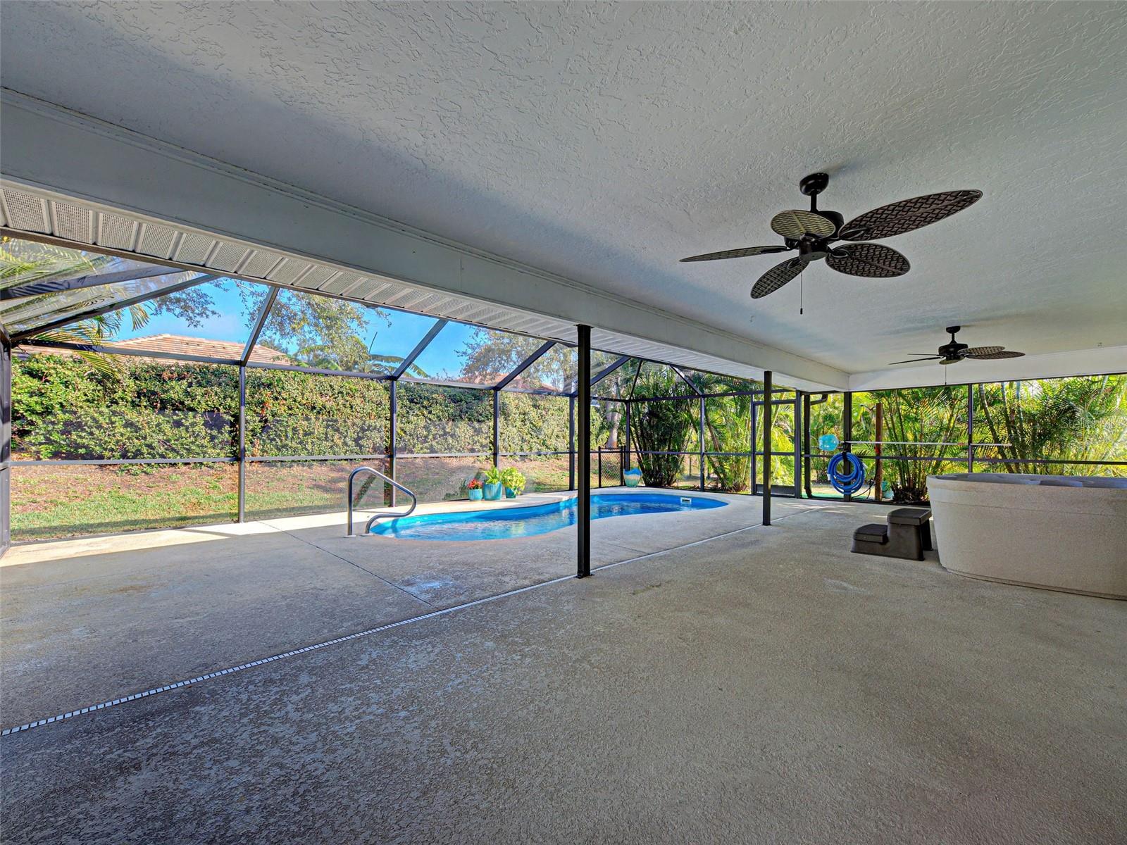 HOURGLASS LAKE ESTATES - Residential