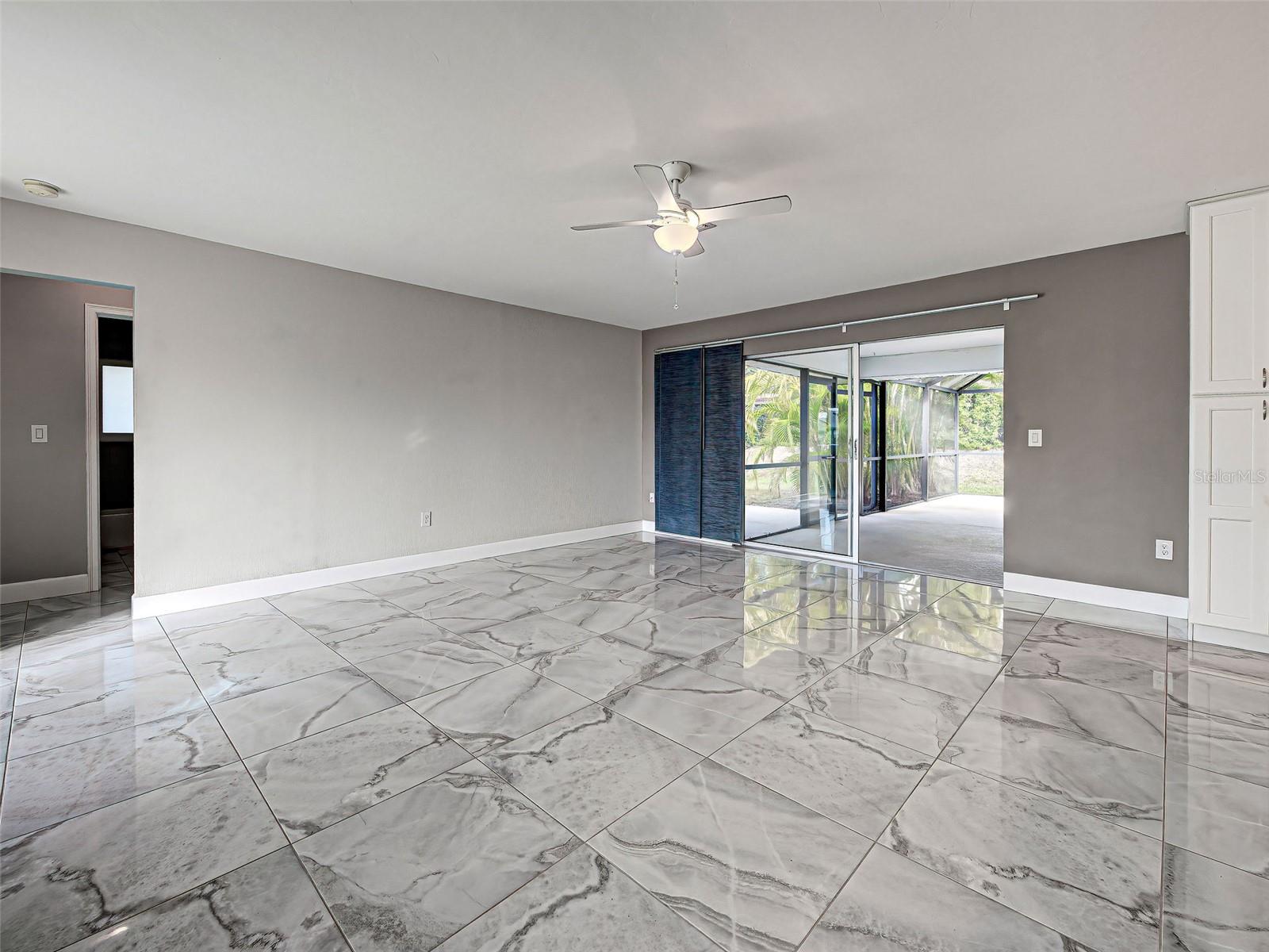 HOURGLASS LAKE ESTATES - Residential