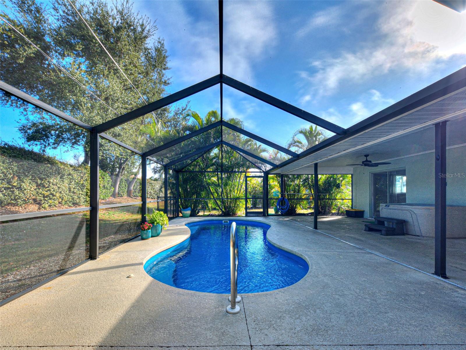 HOURGLASS LAKE ESTATES - Residential