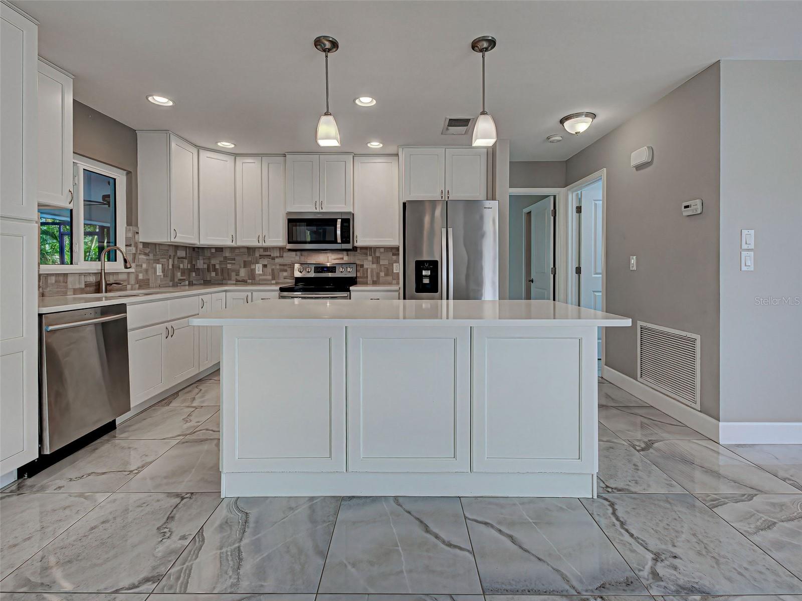 HOURGLASS LAKE ESTATES - Residential