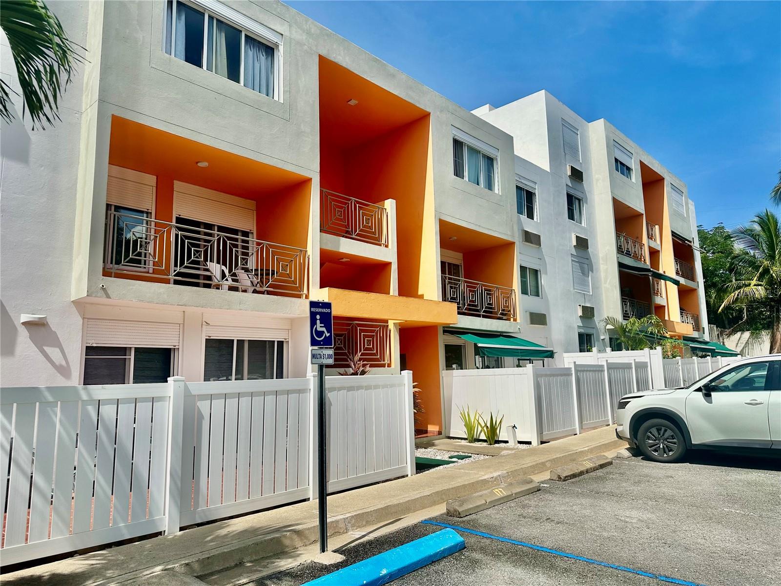 6-month lease. Fully furnished second-floor apartment with 3 bedrooms (master bedroom with walk-in closet), 2 bathrooms, balcony, 2 parking spaces, living room, dining room, kitchen, and laundry room. Includes: refrigerator, stove, microwave, washer, dryer, TV, 3 air conditioners, heater, and storm shutters.
Recreational facilities: pool, terrace, and 2 passive recreational areas.
Controlled access with security.
Excellent location, 1 minute from Palmas del Mar and Expressway 53.