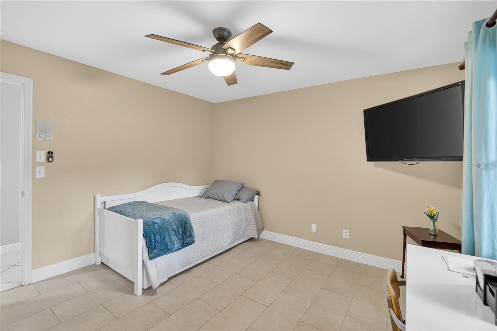 BARRINGTON OAKS EAST - Residential