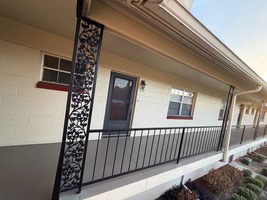 NICE CONDO IN PERFECT LOCATION.  CLOSE TO ALL MAJOR HIGHWAYS, CLOSE TO THE AIRPORT.