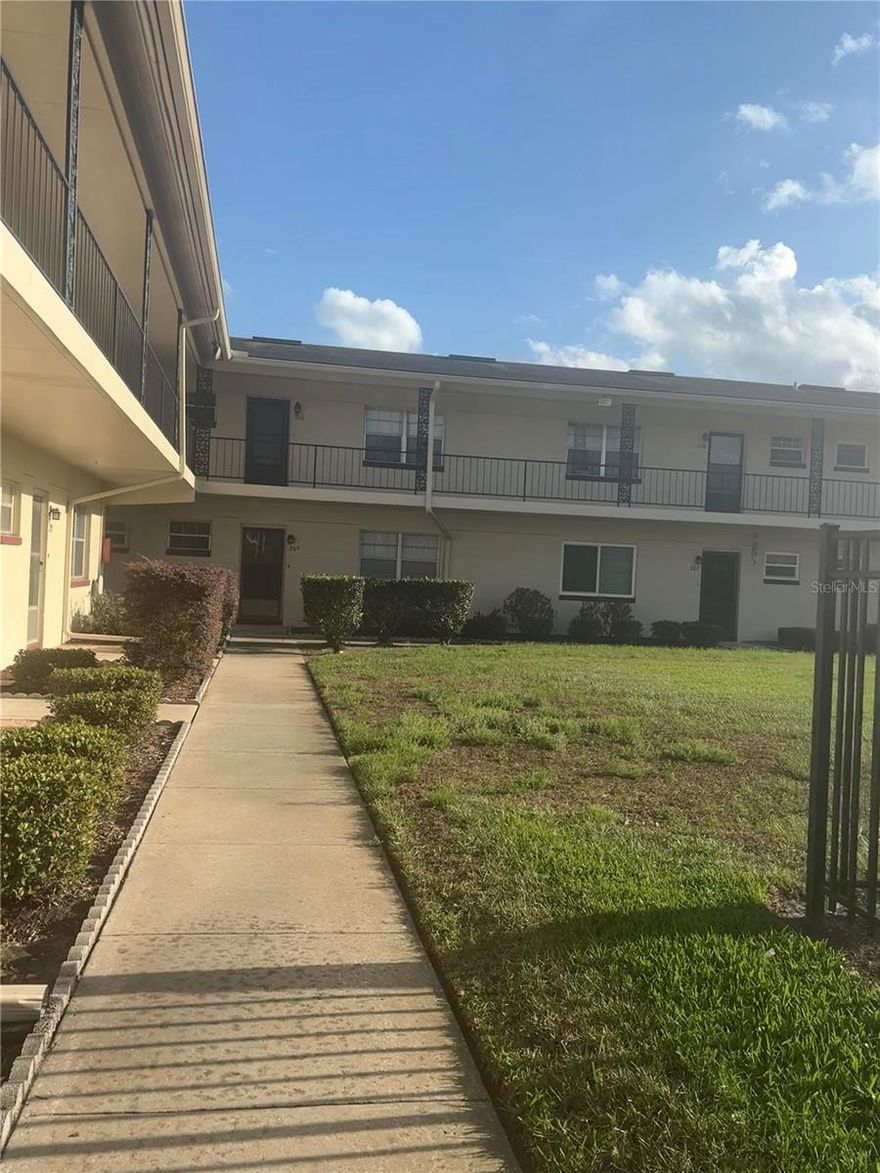 NICE CONDO IN PERFECT LOCATION.  CLOSE TO ALL MAJOR HIGHWAYS, CLOSE TO THE AIRPORT.