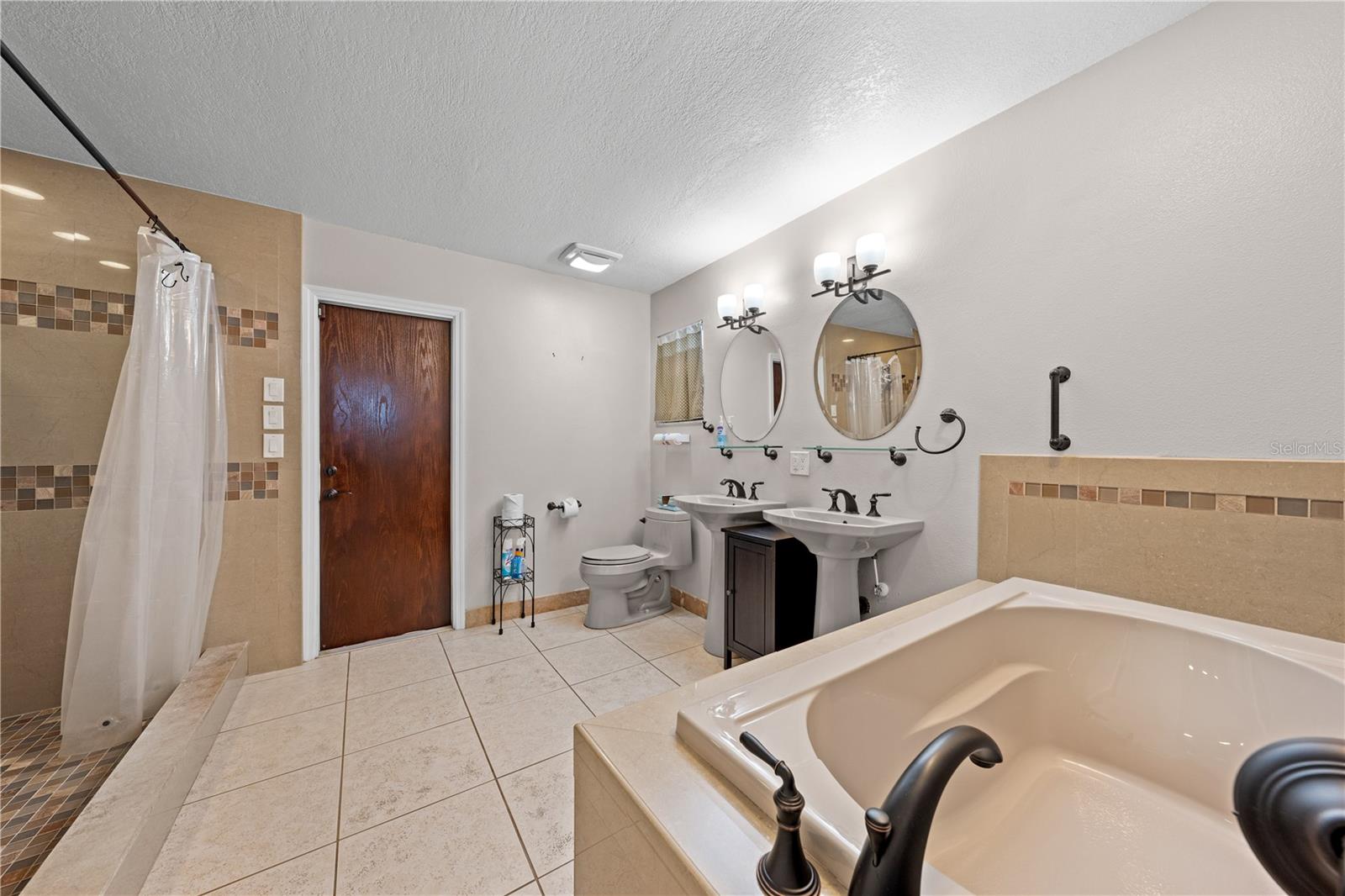 EAST LAKE ESTATES - Residential