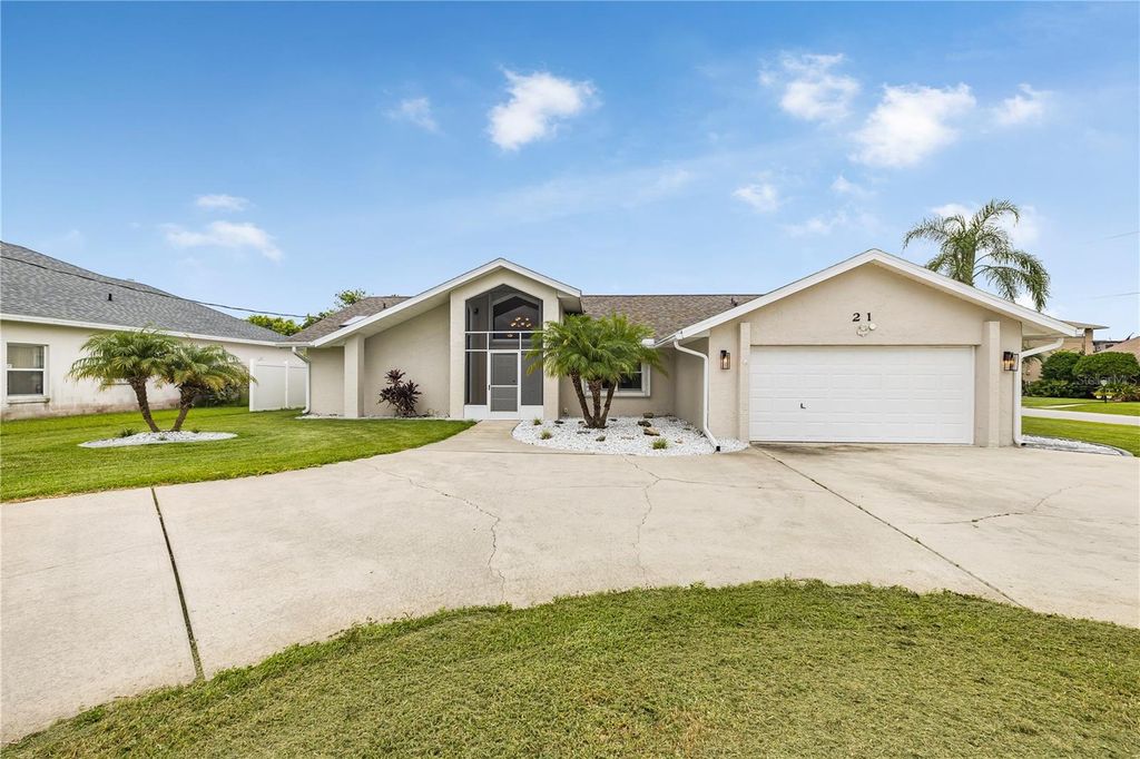 Photo of 21 Cottonwood Court, Palm Coast, FL 32137 (MLS # FC311477)