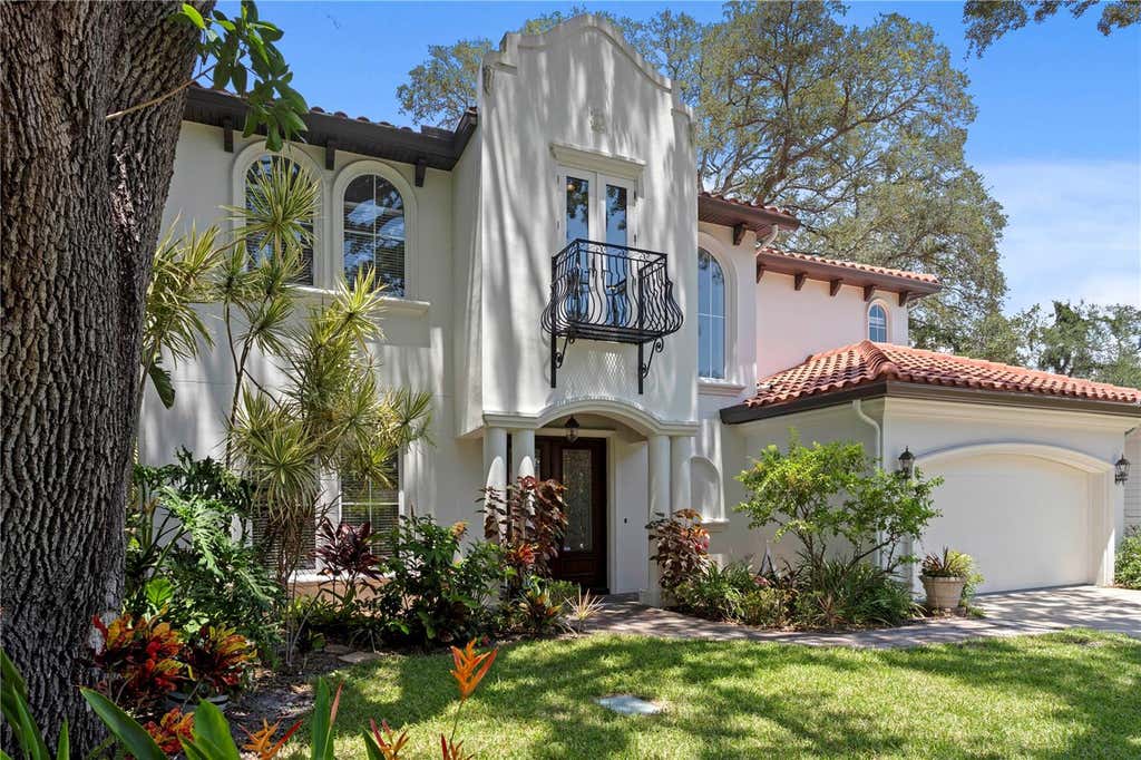 Photo of 3911 W Dale Avenue, Tampa, FL 33609 (MLS # TB8536713)