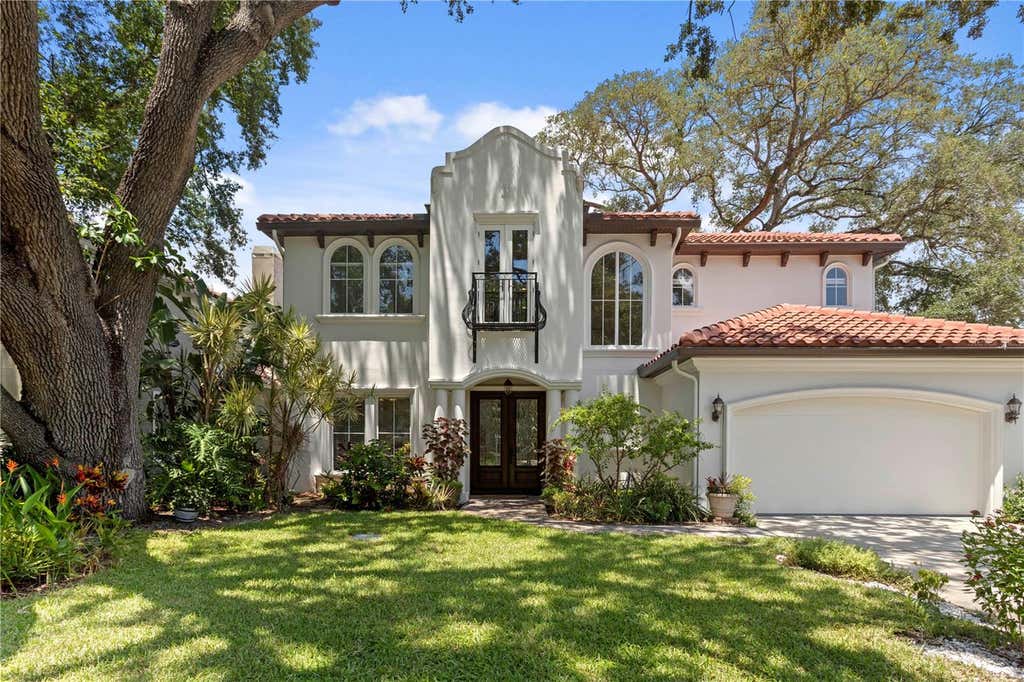 Photo of 3911 W Dale Avenue, Tampa, FL 33609 (MLS # TB8536713)