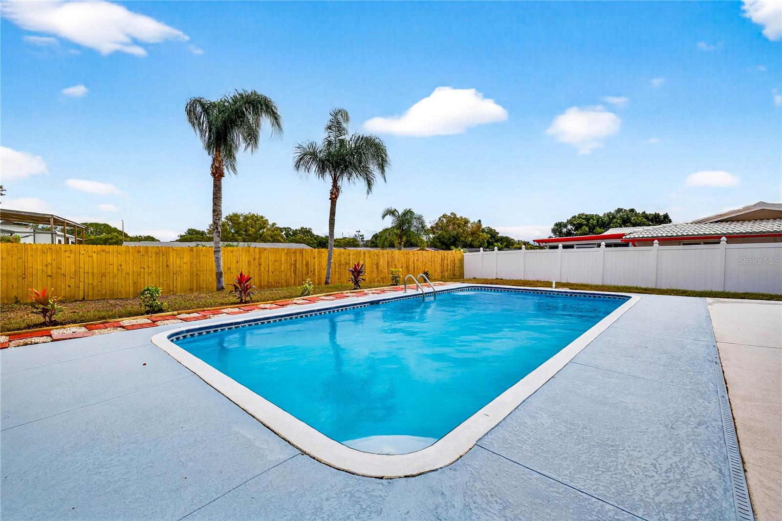 COLONIAL HILLS - Residential