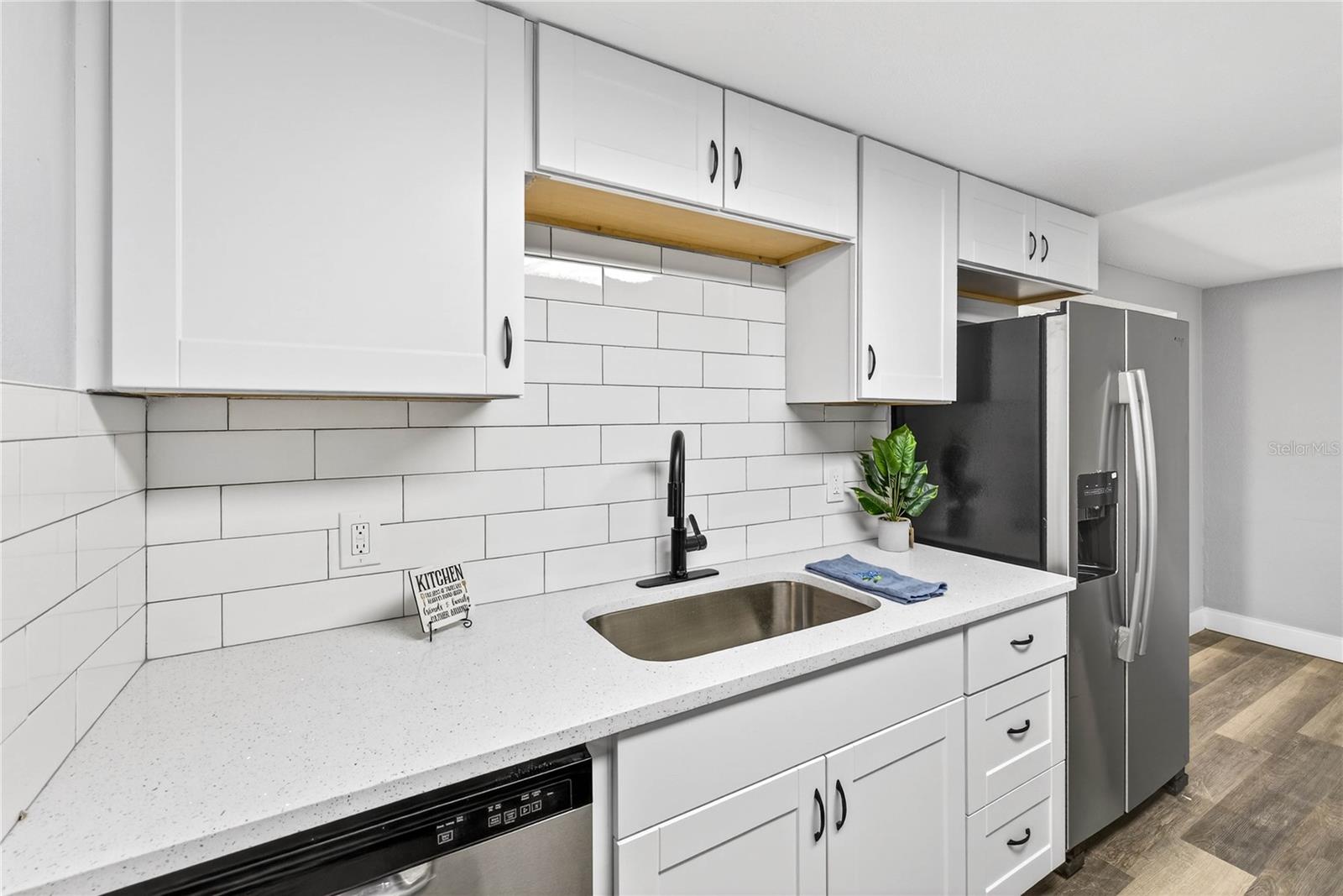 COLONIAL HILLS - Residential