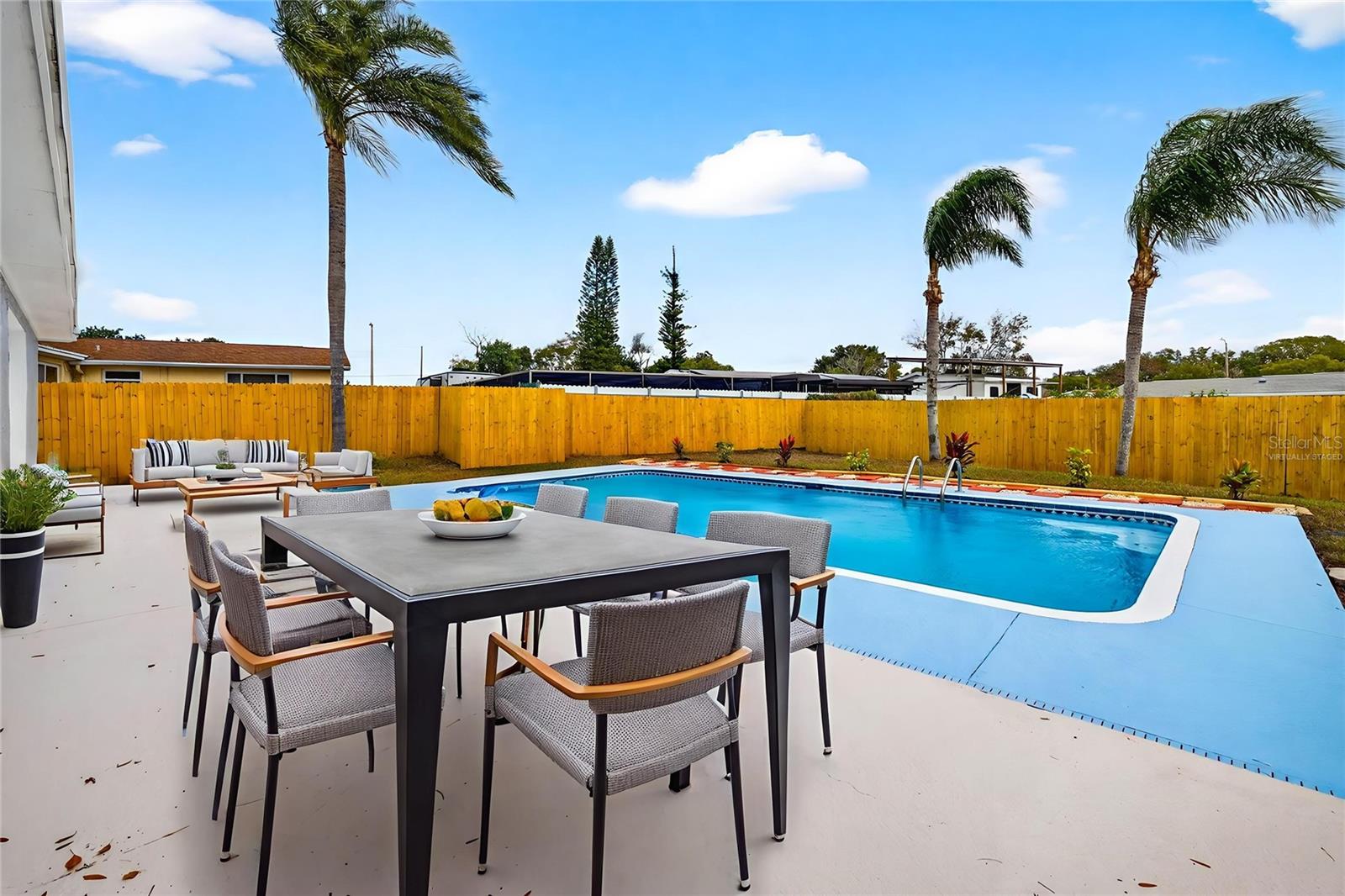 COLONIAL HILLS - Residential