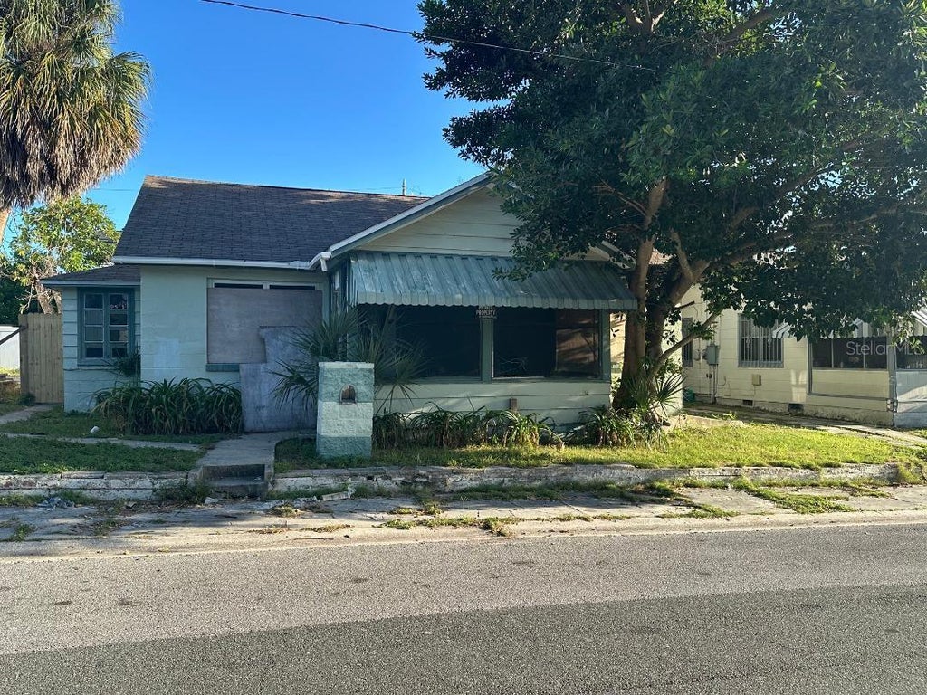 Photo of 821 Paris Avenue S, St Petersburg, FL 33701 (MLS # TB8551102)
