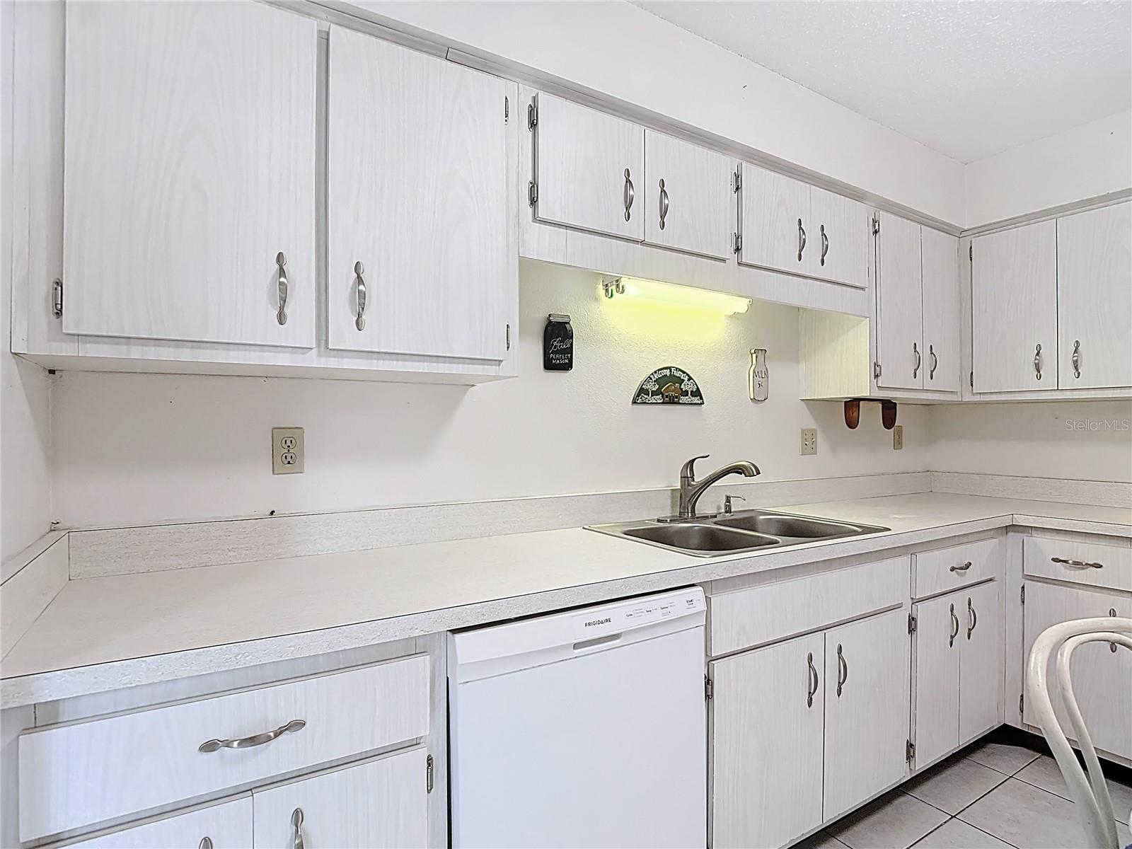 BEACON WOODS WEDGEWOOD CONDO - Residential