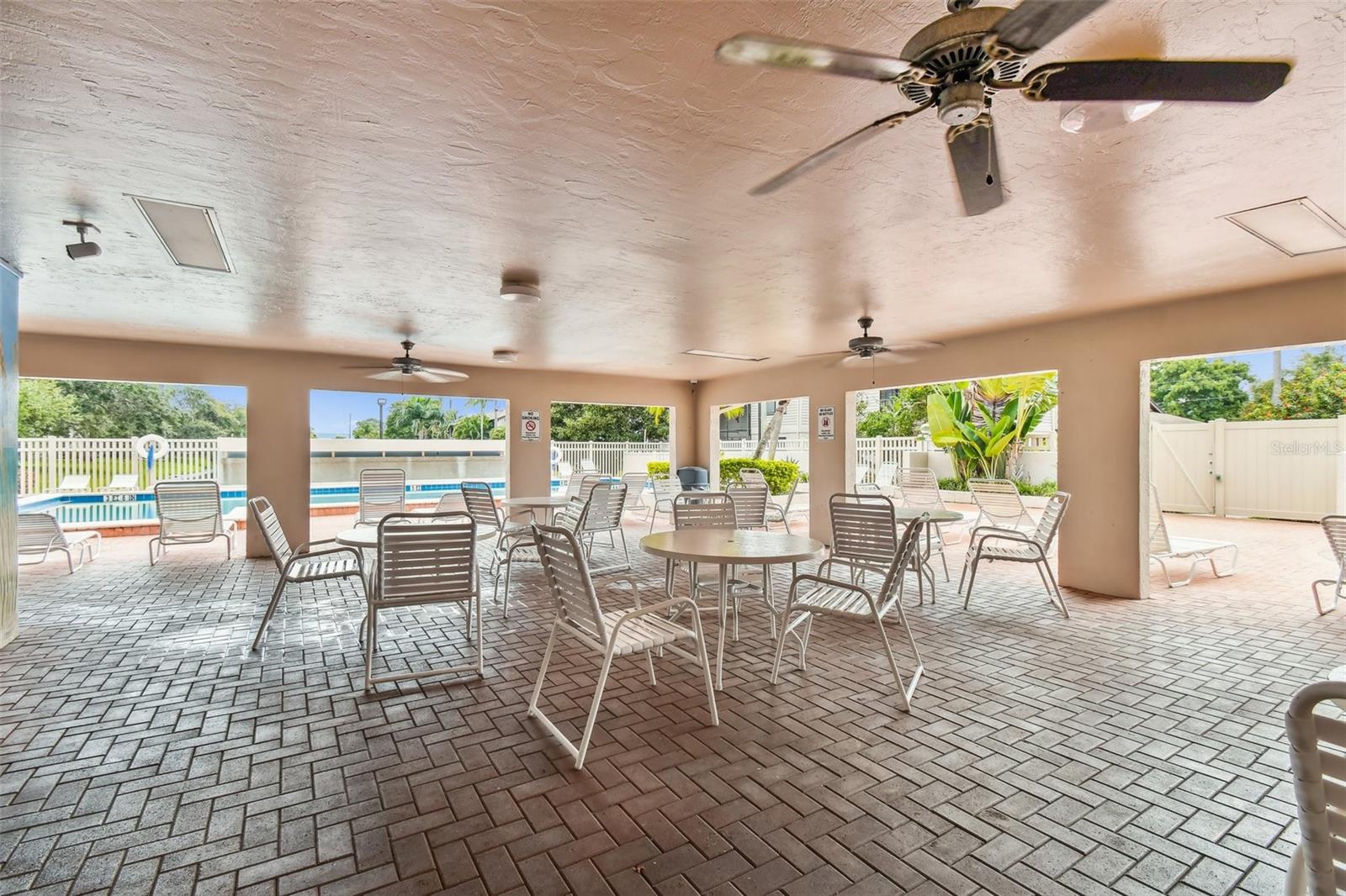 MIRROR LAKE - Residential