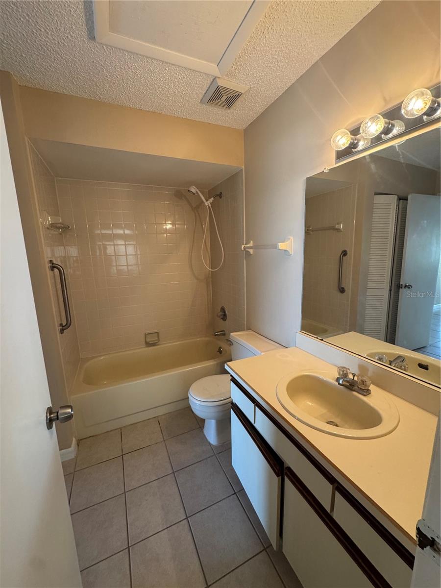 LAKE FOREST SUB - Residential Lease