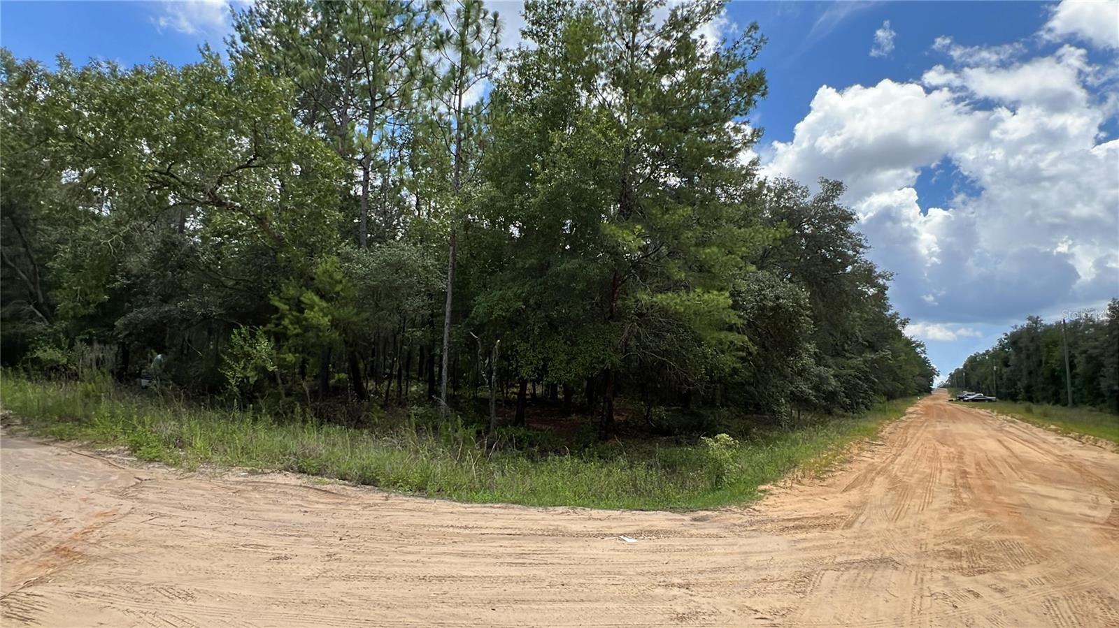 We present this excellent corner lot, located in one of the fastest-growing areas of Interlachen, near Palatka, FL. Over the past two years, the region has seen a significant increase in demand for mobile homes, reflecting an active and promising residential market for new investors and homeowners.
This lot offers ample potential for construction or investment, with easy access to major roads and local infrastructure. The strategic location and constant appreciation make this property a unique opportunity, ideal for those seeking solid growth and secure returns in the real estate sector.
This corner lot facilitates residential projects and maximizes the use of available space.
This area is experiencing strong appreciation and growth in mobile home sales. The sellers are the direct owners, ensuring a transparent and rapid negotiation.
Don't miss this opportunity to invest in a location with great appreciation potential, perfect for those seeking security, growth, and opportunities in the Interlachen real estate market.