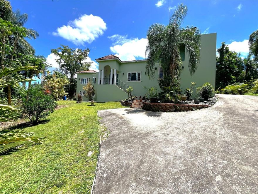 Discover this impressive 4,021 square foot property, located on an extensive 4,705 square meter lot in the exclusive Haciendas del Dorado development, with controlled access that guarantees privacy and security.
This property offers an ideal distribution for family comfort, with four bedrooms, including two master bedrooms, all equipped with split air conditioners for comfort. It also has three full bathrooms and two half bathrooms, designed with modern and functional finishes.
The architectural design stands out due to its high ceilings, which provide a feeling of spaciousness and elegance in all spaces. The home also has a large basement currently used as a gym, with the advantage of having a separate entrance, which allows for easy adaptation to become an additional bedroom, private study or other functional space as needed.
Among its additional amenities, this residence is equipped with an 11KV generator, solar panels that provide energy efficiency, and a water softener that covers the entire property, raising the standard of living with modern and sustainable solutions.
The garage with space for four vehicles offers comfort for large families or motor lovers. All this surrounded by a country atmosphere, with abundant vegetation and green spaces that invite to rest, tranquility and contact with nature.
An exceptional property, ideal for those looking for a comfortable, safe life surrounded by nature, without sacrificing technology or luxury.