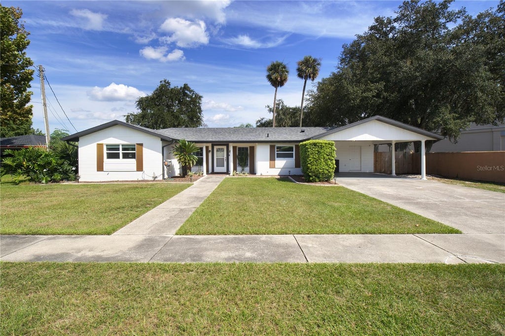 Photo of 920 Orange Avenue, Tavares, FL 32778 (MLS # G5118441)