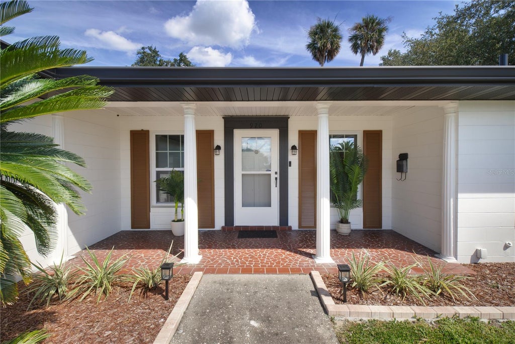 Photo of 920 Orange Avenue, Tavares, FL 32778 (MLS # G5118441)