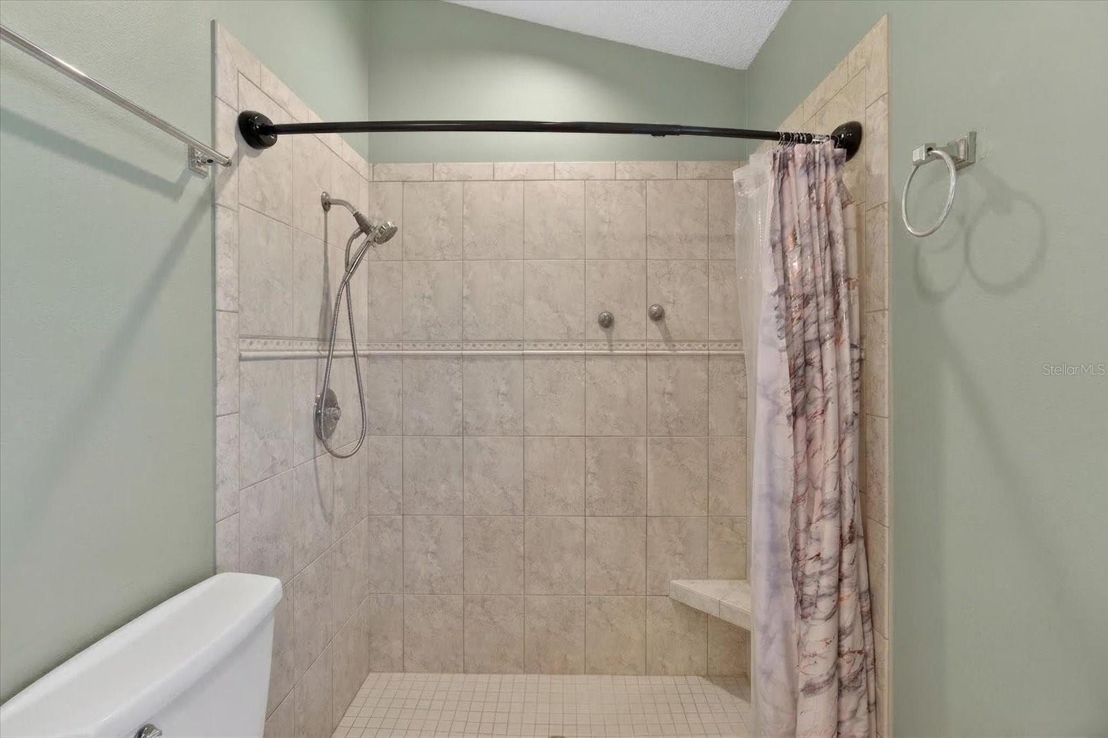 HAMLETS GROVE - Residential