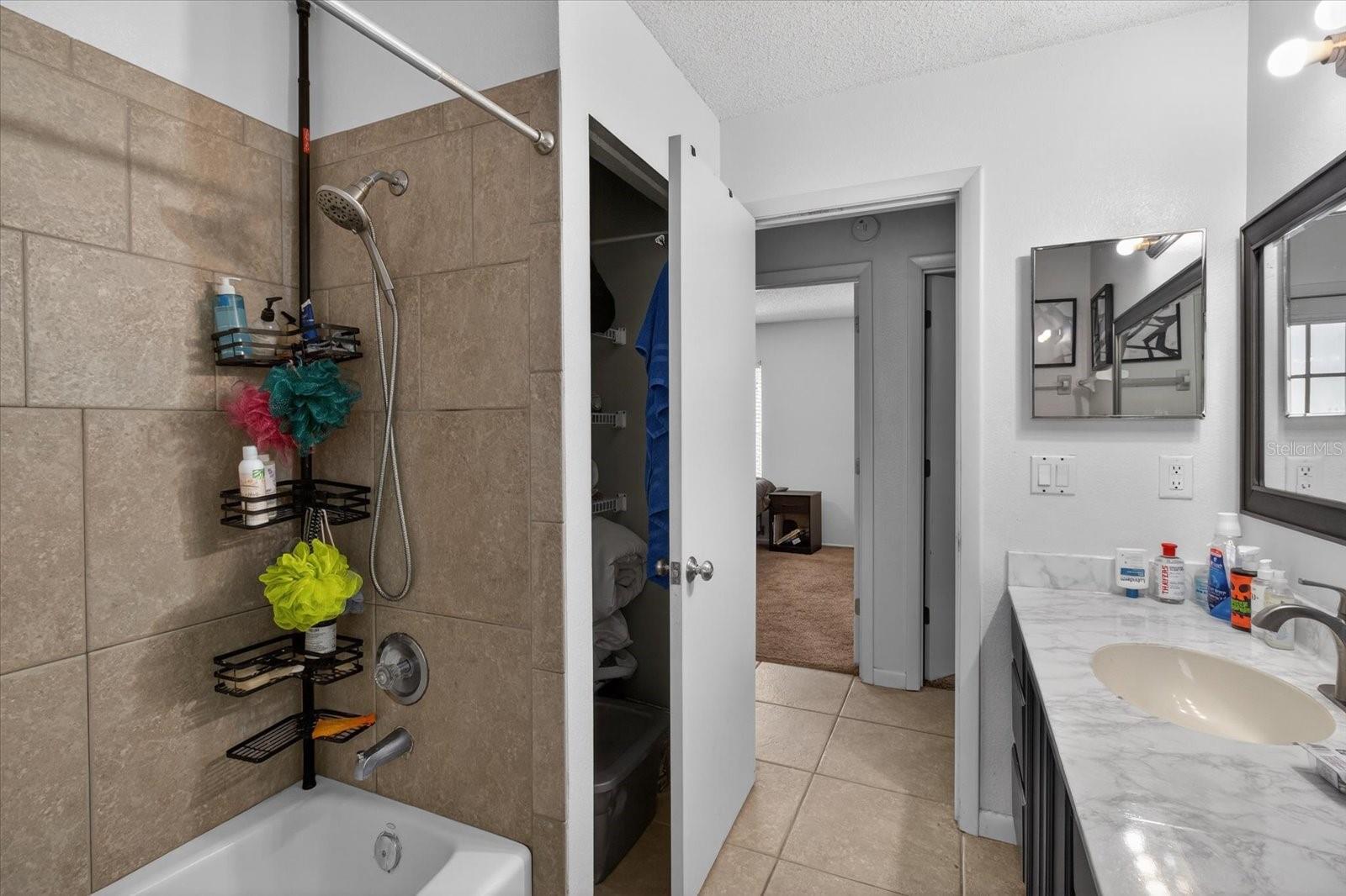 HAMLETS GROVE - Residential