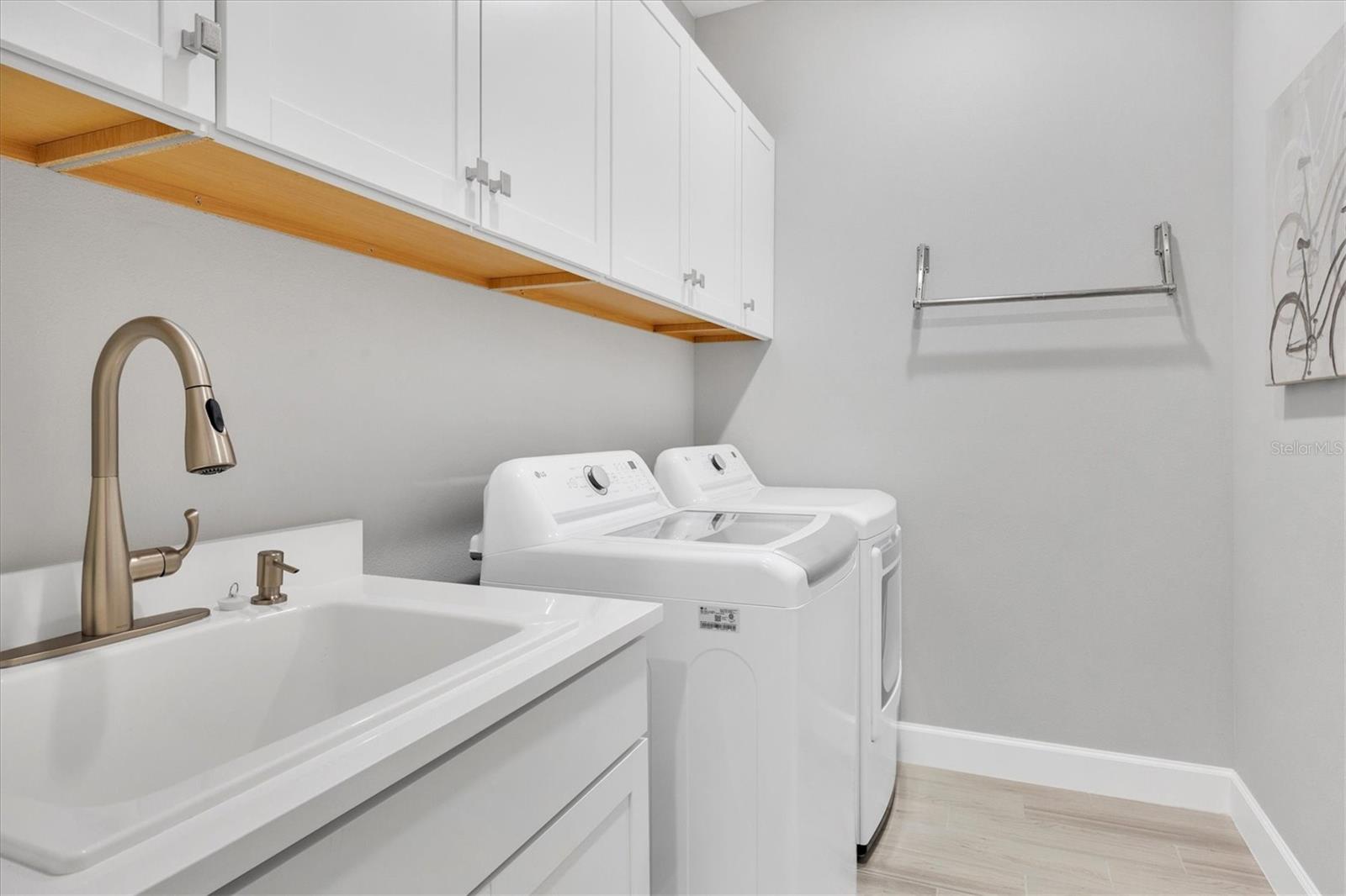 AZARIO ESPLANADE PH VII - Residential