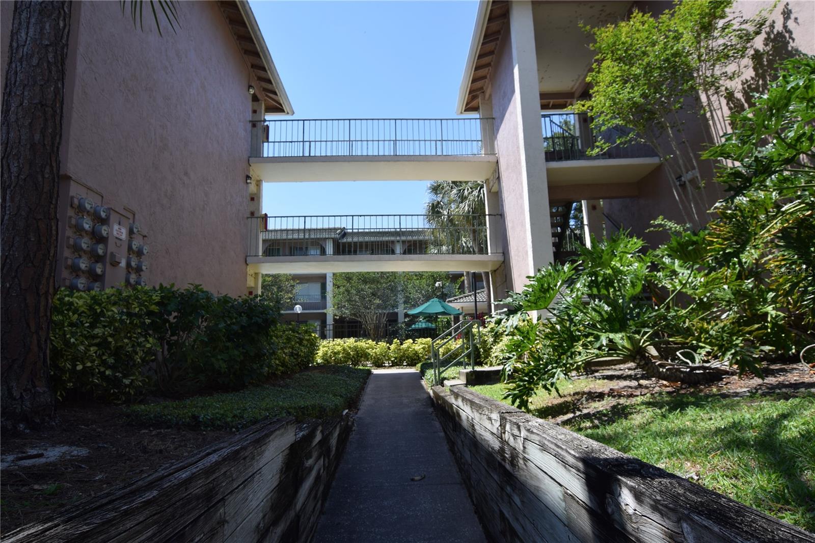 Spacious 2 bedroom, 2 bath condo overlooking community pool. Within close proximity to Cranes Roost and Altamonte Mall. Laundry Facilities on Site - picnic tables, BBQ Grills, Shuffleboard. HOA covers water and trash.
The owner is a licensed Real Estate agent