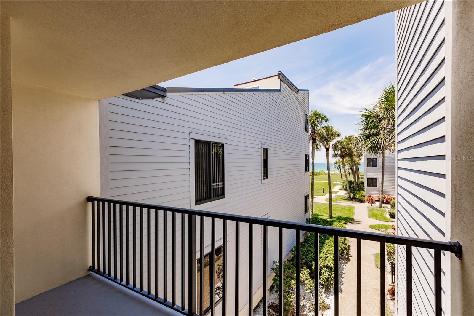 MACARTHUR BEACH - Residential