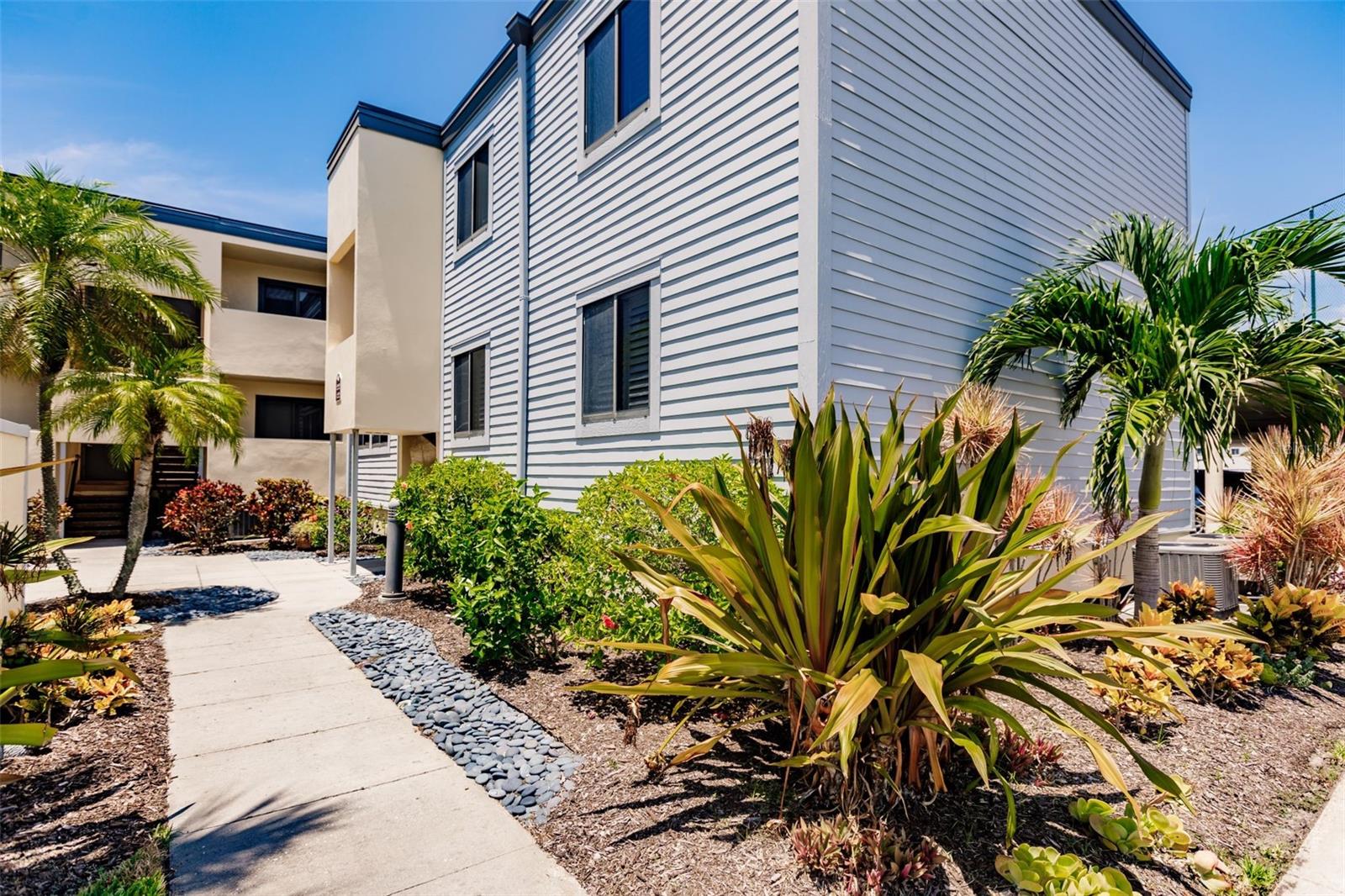 MACARTHUR BEACH - Residential