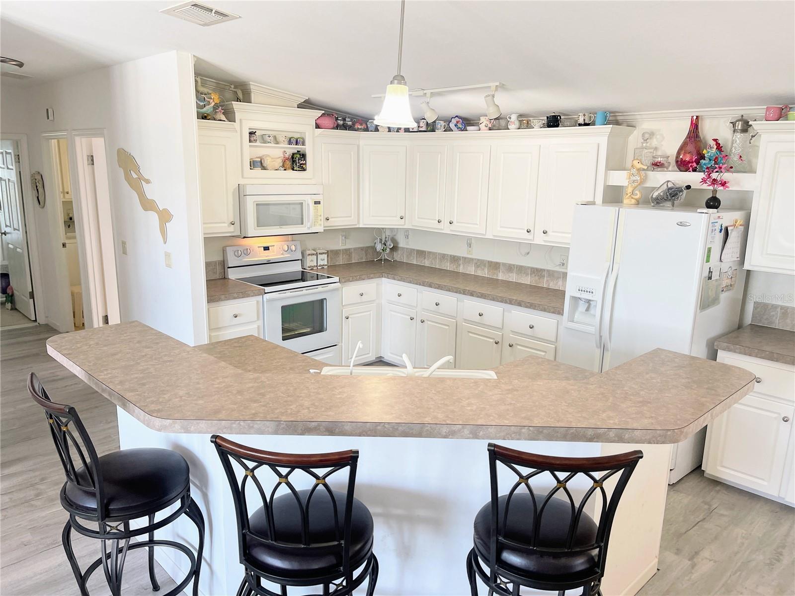 COUNTRY CLUB ESTATES - Residential