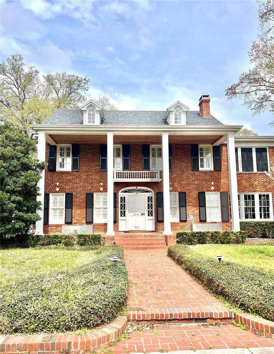 Historic 1920’s colonial estate on over a quarter acre in the heart of Golf View. 4 bedrooms, 6 full bathrooms, detached two car garage, two-story guest house, and a bonus room on the third floor with a bathroom that can be used as a 5th bedroom. Main House (4/3, 4710 Sq Ft) + Guest (1/1, 800 Sq Ft)