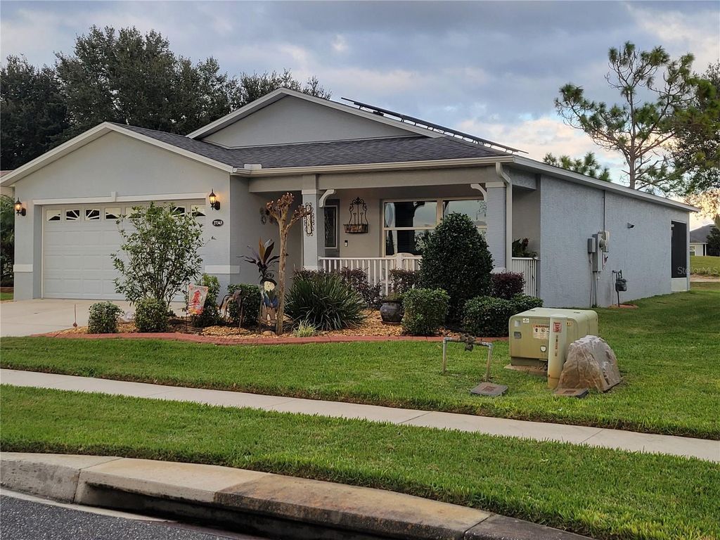 Photo of 27343 Roanoke Drive, Leesburg, FL 34748 (MLS # R4910273)