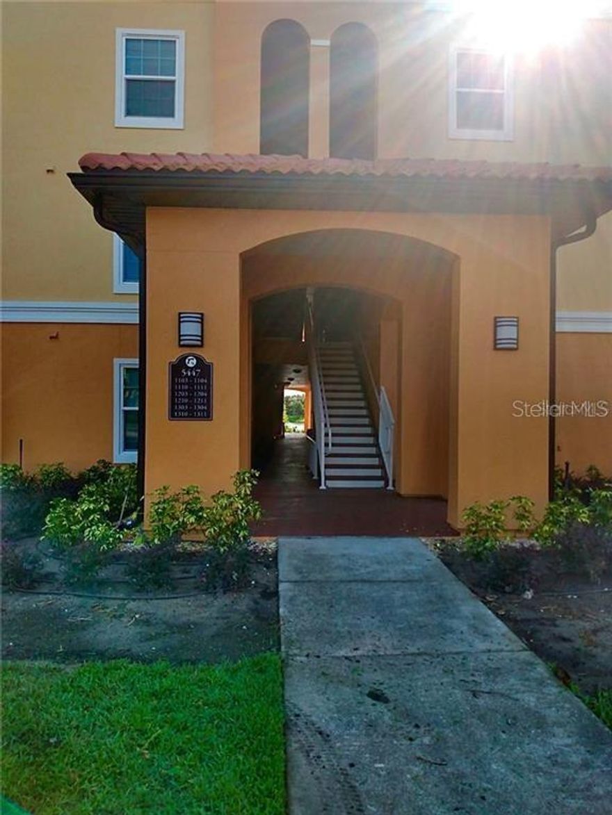 Available for rent now, centrally located near Universal Studios, International Dr, shopping malls, near restaurants, and major highways. Easy
access to downtown Orlando. 1 Bedroom, 1 Bathroom apartment, first floor, lake view. community offers Fitness Center, pool, barbecue area, sidewalks, Tennis court, and playground.