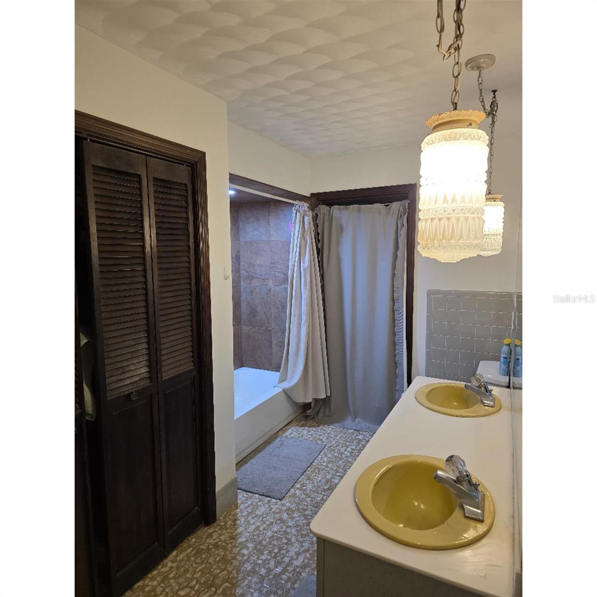 QUIET PLACE IN COUNTRY UNIT 01-04 - Residential