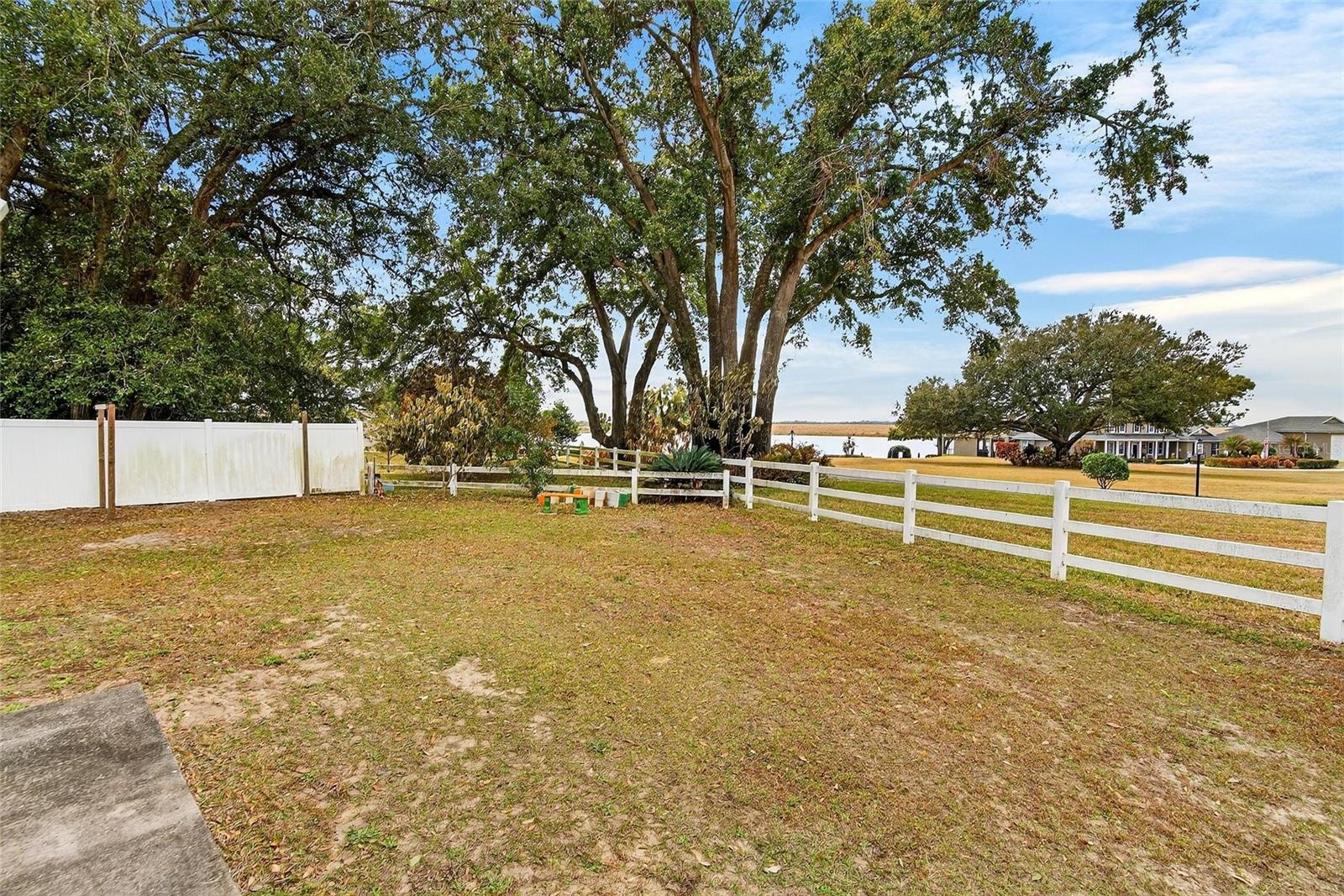 ILAKEE OAKS - Residential