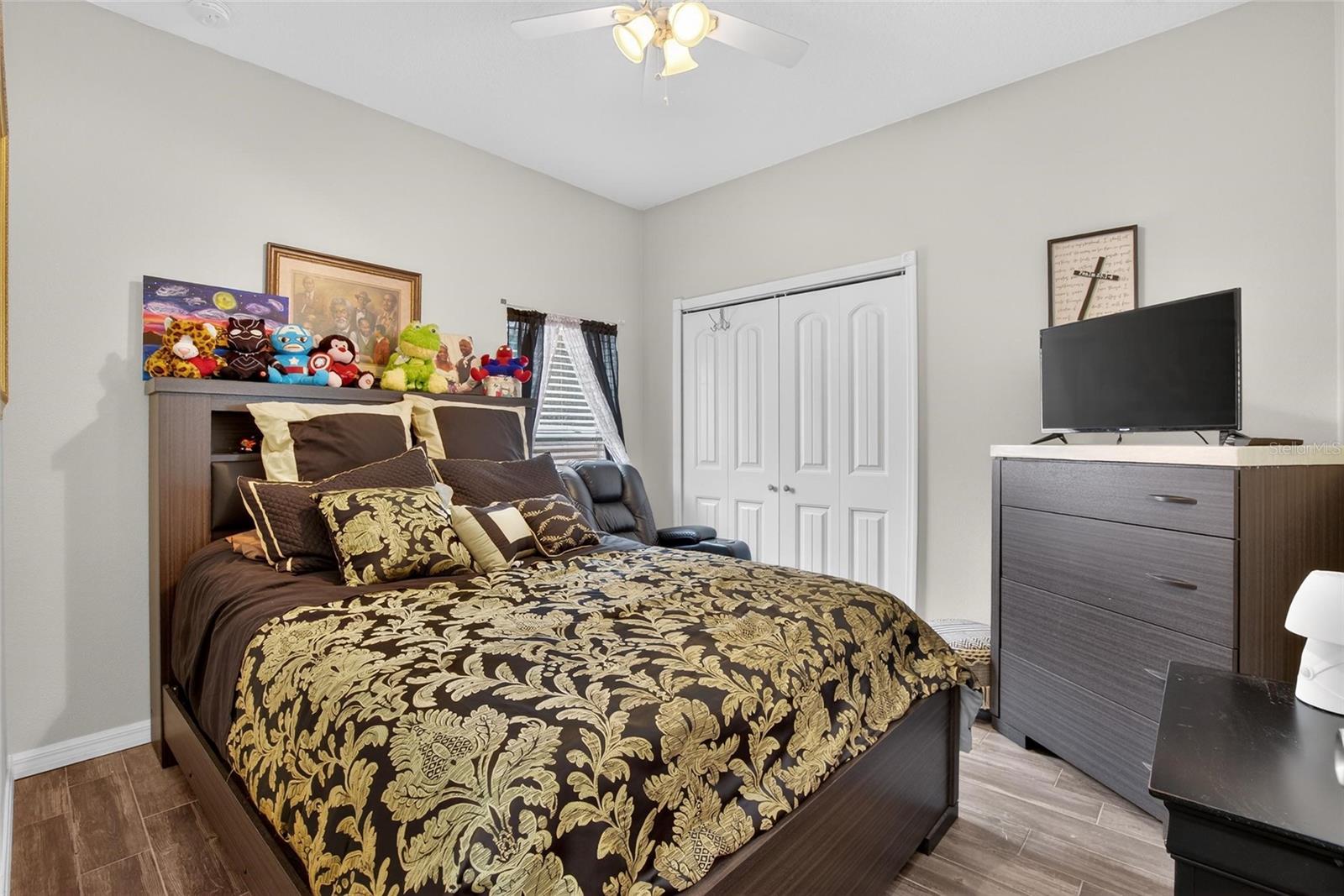 ILAKEE OAKS - Residential