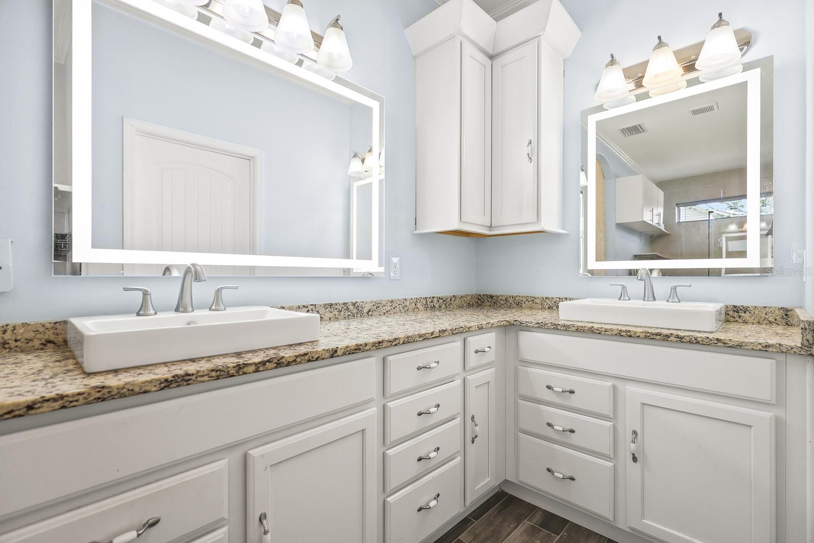 ILAKEE OAKS - Residential