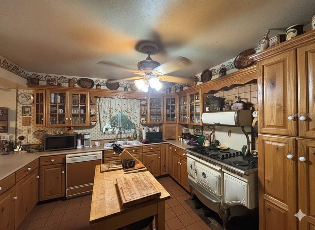 Photo of 8709 Fountain Avenue, Tampa, FL 33615 (MLS # TB8465525)