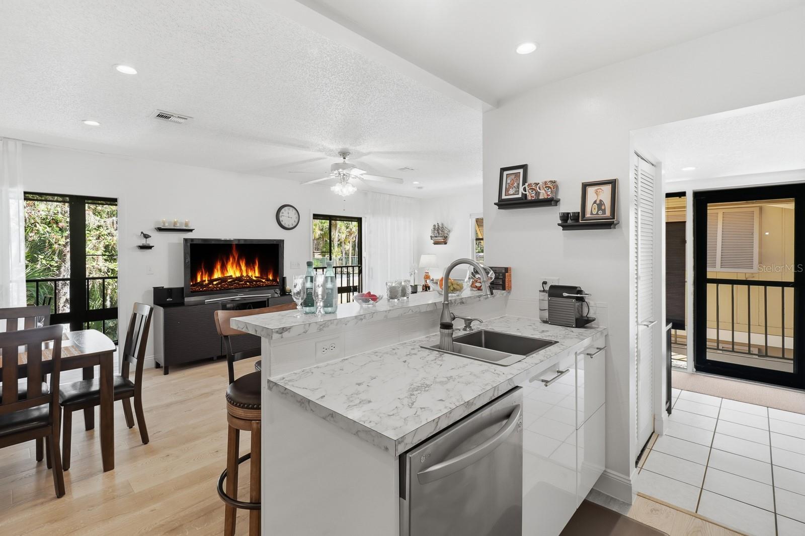 LAKESIDE CONDO APTS - Residential